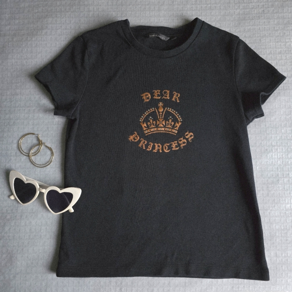 black dear princess crown y2k graphic tee | bossini | medium